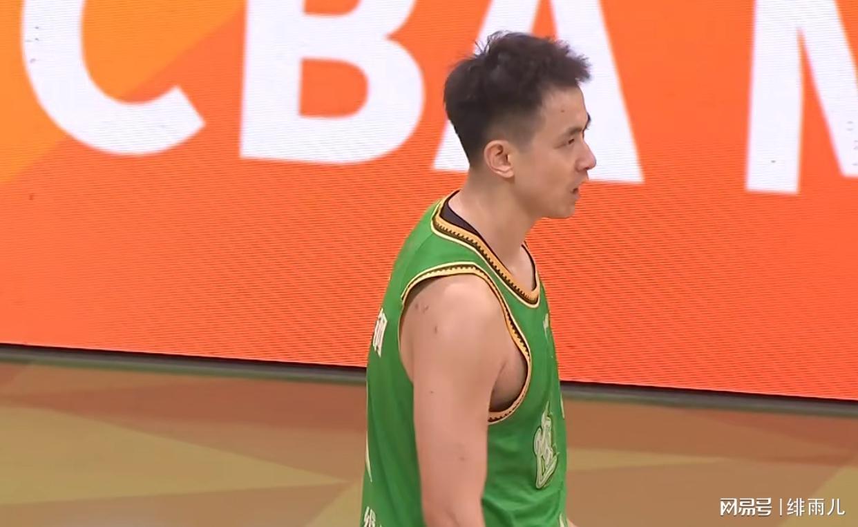 逼走赵继伟？辽宁队“8打5”狂输山东男篮，杨鸣恐无缘季后赛！